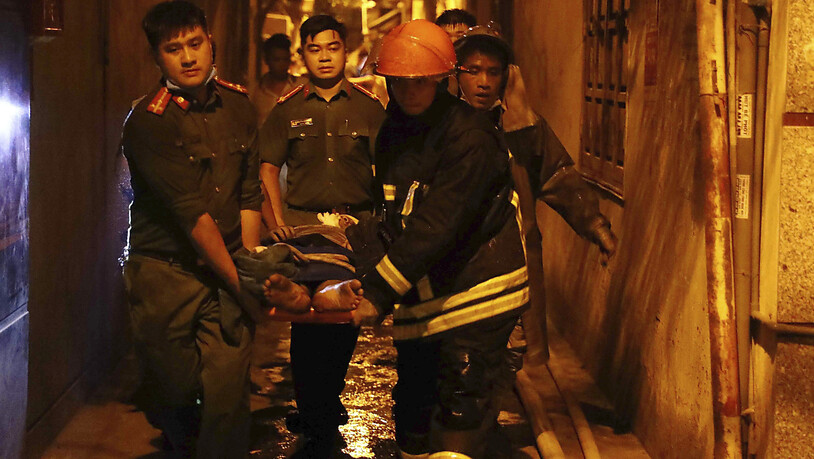 dpatopbilder - Bei einem schweren Feuer in einem Wohnhaus in der vietnamesischen Hauptstadt Hanoi sind mehrere Menschen ums Leben gekommen. Foto: Pham Trung Kien/VNA/AP/dpa