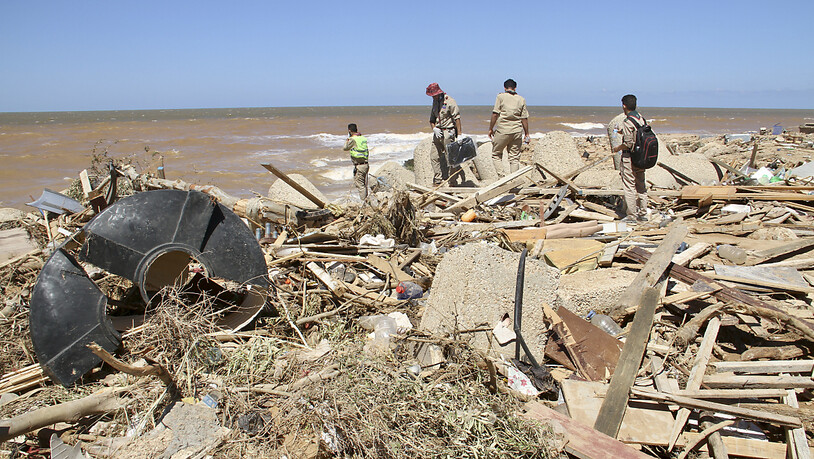 Ein Suchteam sucht in den Trümmern nach Überlebenden nach den schweren Unwettern. Foto: Yousef Murad/AP/dpa