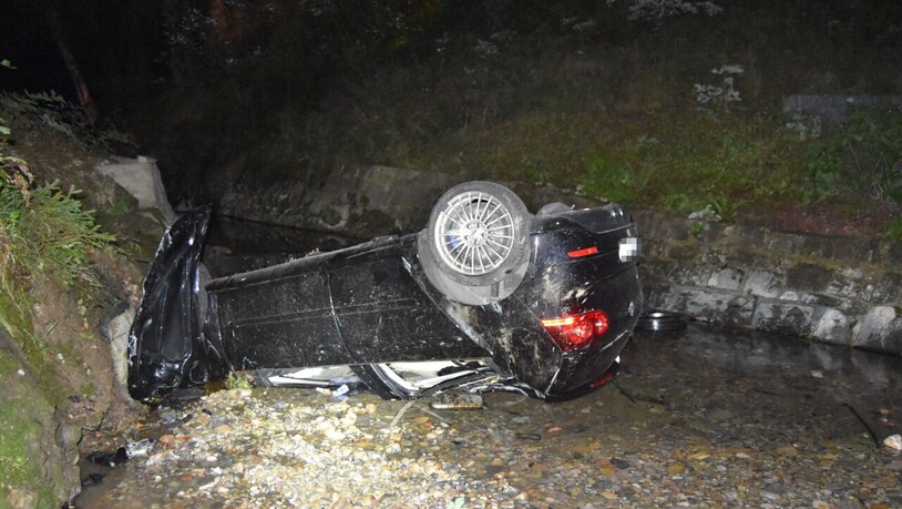 Das Auto blieb nach dem tödlichen Unfall im Bachbett der Urnäsch liegen.