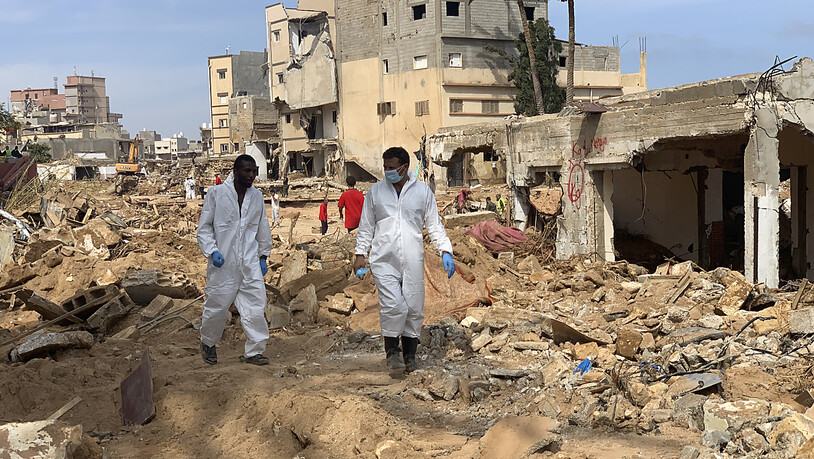 Suchmannschaften durchkämmen Straßen, zerstörte Gebäude und sogar das Meer, um nach Leichen in Darna zu suchen, wo der Einsturz zweier Dämme eine gewaltige Sturzflut ausgelöst hatte. Foto: Yousef Murad/AP/dpa