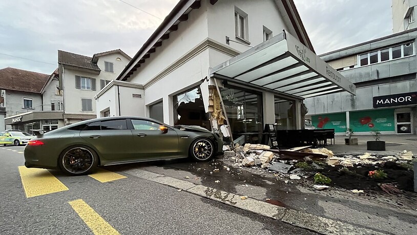 Das Restaurant sowie die Wohnung darüber dürfen nach dem Unfall wegen Bedenken der Gebäudestabilität vorerst nicht mehr betreten werden.