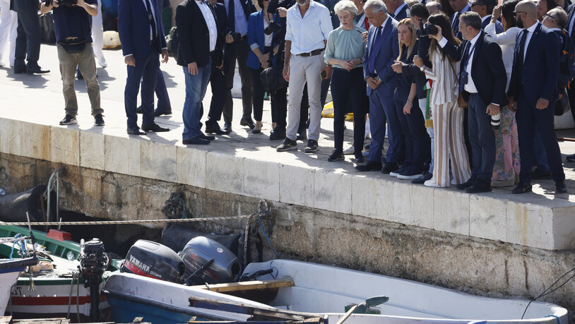 EU-Kommissionspräsidentin Ursula von der Leyen und die italienischen Ministerpräsidentin Giorgia Meloni sondieren die Lage auf der Insel Lampedusa. Foto: Cecilia Fabiano/LaPresse/AP/dpa