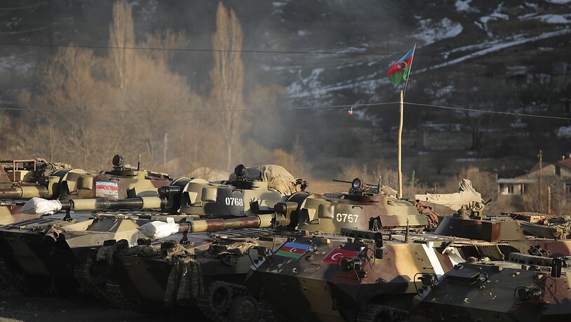 ARCHIV - Geparkte aserbaidschanische Panzer stehen nebeneinander, nachdem eine Region in Berg-Karabach in aserbaidschanische Kontrolle übergeben wurde. Foto: Emrah Gurel/AP/dpa
