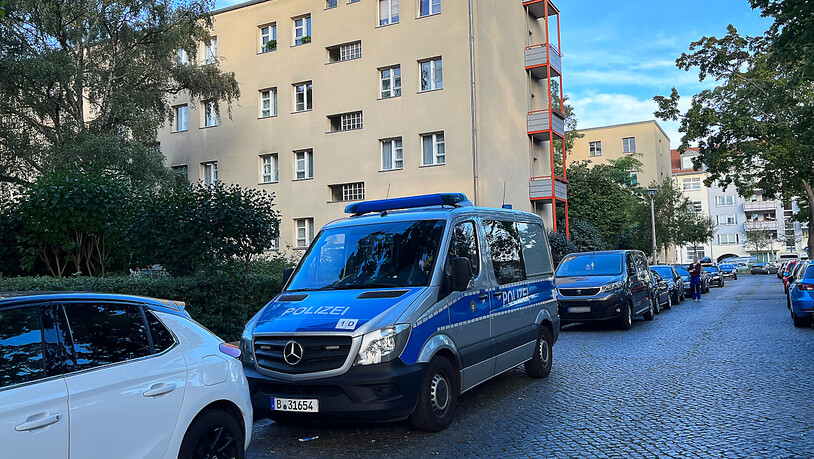Ein Einsatzfahrzeug der Polizei steht bei einer Razzia gegen eine Neonazi-Gruppe in Berlin. Foto: Dominik Totaro/dpa - ACHTUNG: Person(en) und Kennzeichen wurde(n) aus rechtlichen Gründen gepixelt