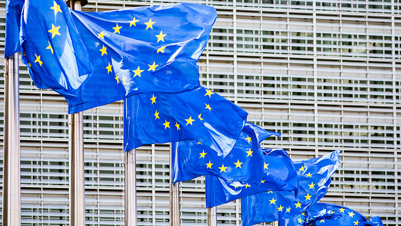 ARCHIV - Zahlreiche Europaflaggen flattern vor dem Berlaymont-Gebäude, dem Sitz der Europäischen Kommission, im Wind. Deutschland und Frankreich werben gemeinsam für EU-Reformen, die Basis für eine Aufnahme von Beitrittskandidaten wie die Ukraine sein…