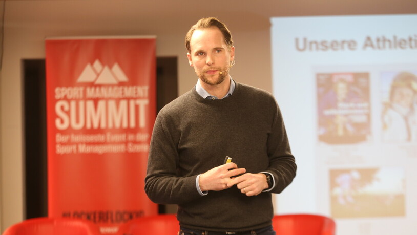 Erfolgsfaktoren zwischen Sportlern und Agentur: Nico Decurtins von der Kommunikationsagentur Abrogans spricht zu den Teilnehmenden. 