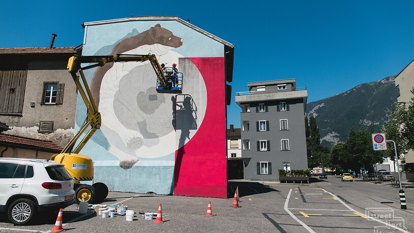 Auch in diesem Jahr sollen verschiedene Wände in Chur zu riesigen Leinwänden werden. Hier ein Bild des ersten Street Art Festivals 2018. 