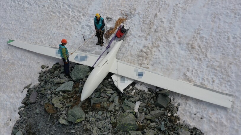 Das abgestürzte Segelflugzeug oberhalb von Bivio.