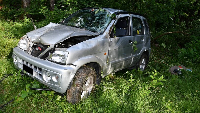 Das total beschädigte Auto wurde durch ein Abschleppunternehmen mit Hilfe der Strassenrettung der Feuerwehr Chur Maladers geborgen und abtransportiert. 
