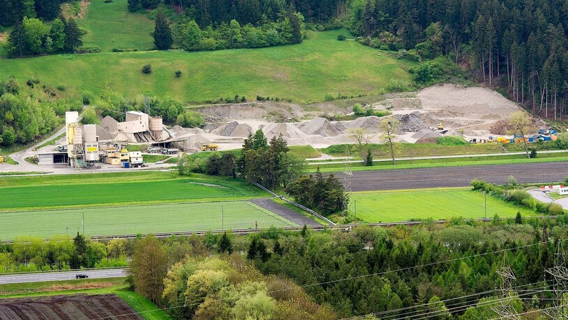 Im Gebiet hinter den Anlagen der Beton- und Kies AG in Unterrealta bei Cazis soll die bestehende Schlackendeponie erweitert werden.