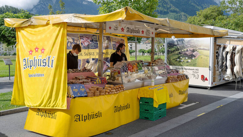 Die knallgelben Marktstände von Alphüsli sind an vielen Wochenmärkten präsent, wie hier in Interlaken. 