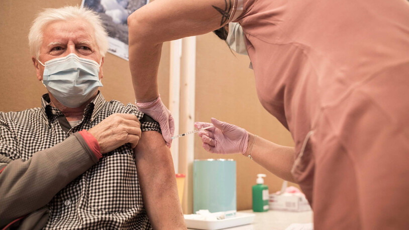 Im Corona-Impfzentrum in Ennenda werden Glarnerinnen und Glarner gegen das Coronavirus geimpft.