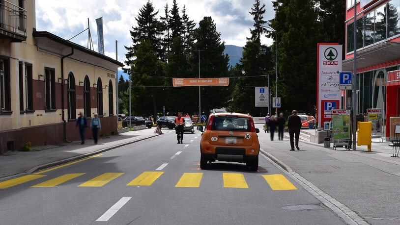 Der Unfall ereignete sich bei einem Einkaufszentrum am Eingang von Davos Dorf.