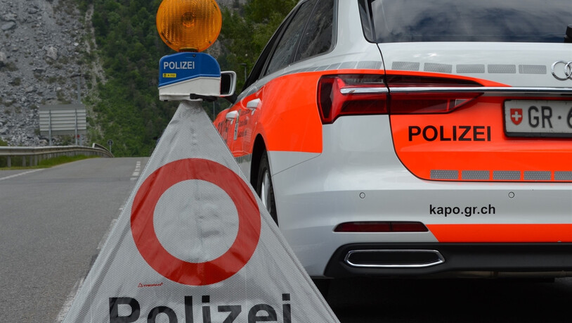 Die Kantonspolizei Graubünden bittet die Verkehrsteilnehmenden um Verständnis für die Wartezeiten.