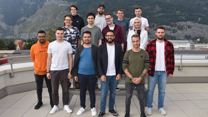 Posieren auf dem Hochschuldach: Diese 14 Studierenden haben sich für die erste Durchführung des neuen Bachelorstudiengangs Computational and Data Science eingeschrieben.