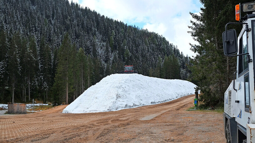 Der Schneehaufen im Flüelatal ist bereit, ebenso die Schneeschleuder (rechts) und der Pistenbully. 