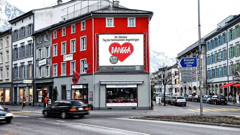 Ein Dankeschön für die betreuenden Angehörigen ziert die Fassade des Geschäftshauses in Glarus.
