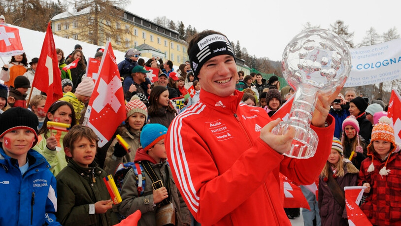 Tour de Ski und Gesamtweltcup Sieger Dario Cologna wird im Jahr 2015 in Ftan von seinen Fans gefeiert.