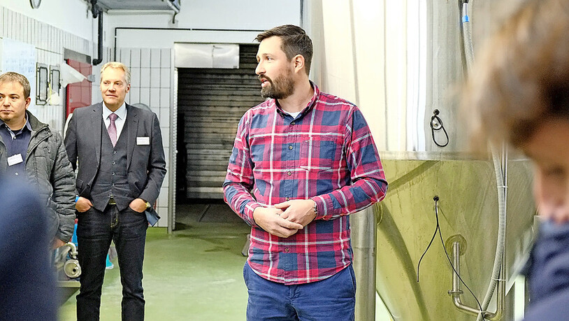 Stephan Schlunegger führte durch «seine» Brauerei. Links neben ihm Präsident Severin Gerber. 