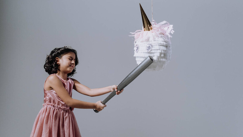 Treffsicher? Wer an die Süssigkeiten in der Piñata, einer aus Karton gefertigten und dekorierten Figur, kommen will, muss diese mit geschlossenen Augen zerschlagen.