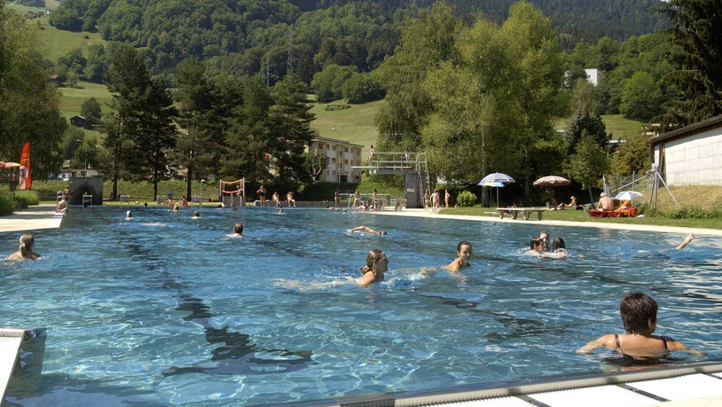 Sommer in der Surselva: Das Schwimmbecken im Freibad Fontanivas in Ilanz bietet genügend Platz für alle.