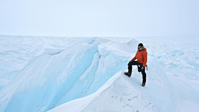 Markus hält Ausschau nach einer möglichen Route durch das Gletscherlabyrinth. 
