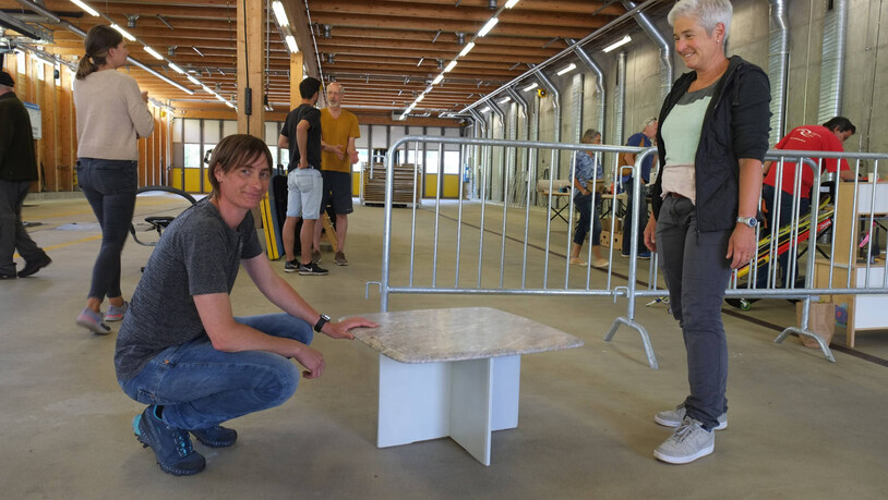 Immer noch gut im Schuss: Ein Salontisch mit Steinplatte suchte einen neuen Besitzer.