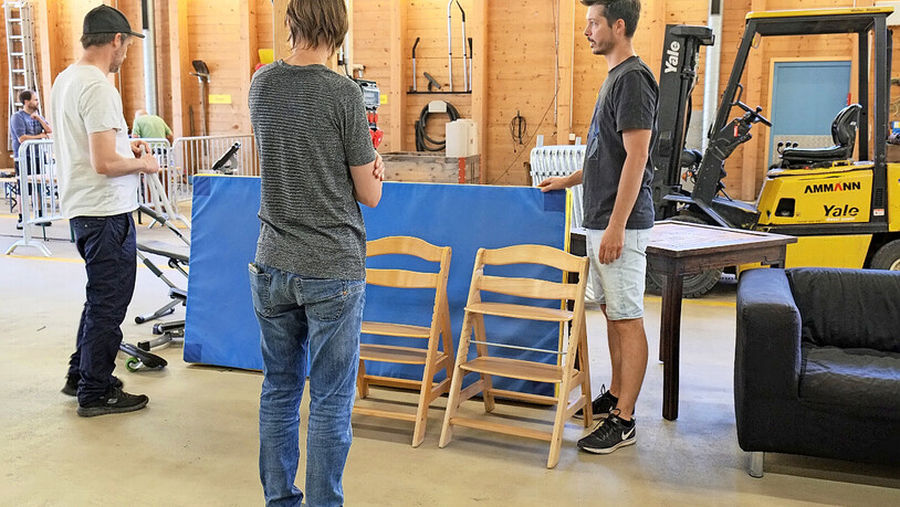 Wohin kommen diese Sachen? Men Dellagiovanna (rechts) berät sich mit den Helfenden.  