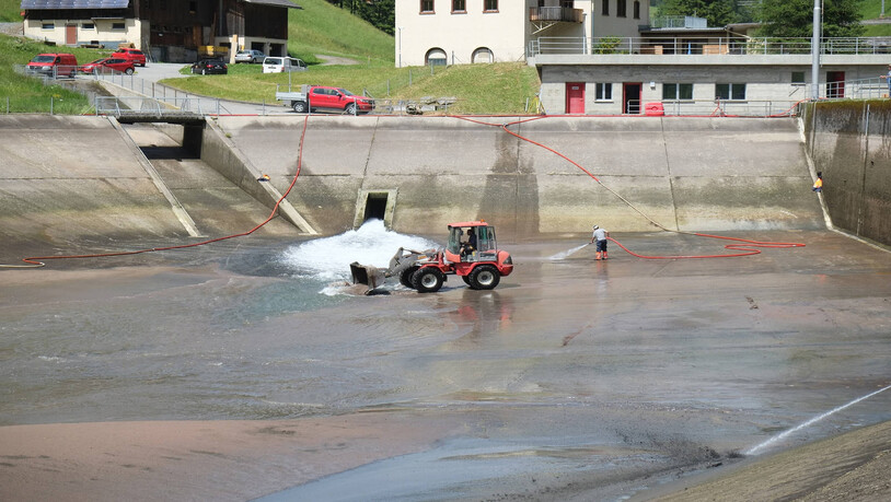 Der Bagger vermengt die Sedimente und das Wasser miteinander. Im Technikraum (rote Türe) kann ein Maschinist derweilen die zugeführte Wassermenge einstellen.  
