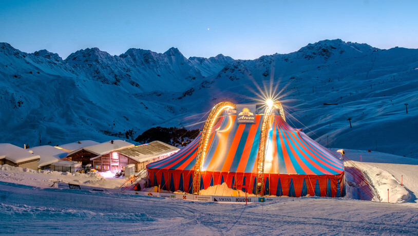 Das Zelt im Schnee: Das Arosa Humorfestival legt Wert auf die Kombination von Humorzelt und Wintersport.