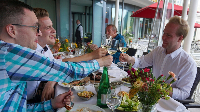 Diese Urlaubergruppe genoss den Abend in vollen Zügen.