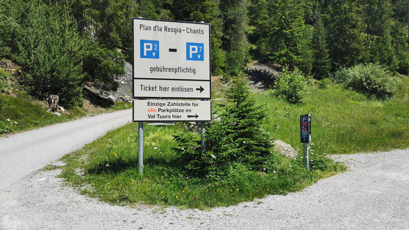 Strikte Parkordnung: Wer mit seinem eigenen Auto die Fahrt ins Tal wagt, muss zwingend an der Zahlstelle am Eingang des Tals ein Ticket lösen.