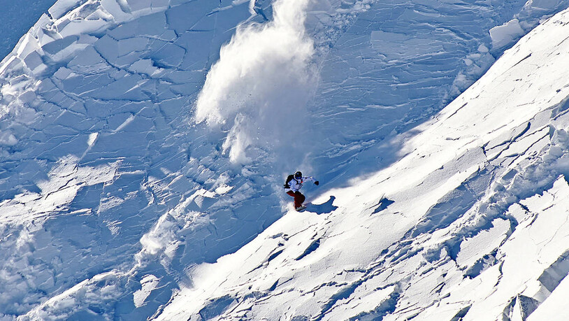 Der Snowboarder Mathieu Schaer entgeht nur knapp einer Schneebrettlawine.  