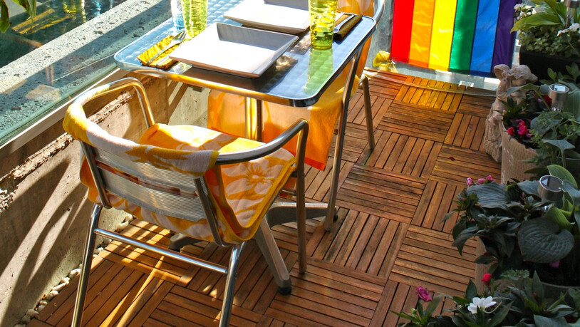 Holz anstelle von Beton: Der Boden ist ein wichtiger Faktor für ein sommerliches Gefühl auf dem eigenen Balkon.