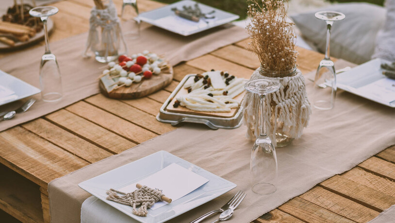 Der Tisch ist gedeckt: Eine passende Tischdekoration rundet das stimmige Ambiente ab.