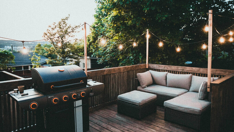 Umgeben von Lichtern: Gerade wenn es eindunkelt, sind die Lichterketten auf dem Sitzplatz praktisch.