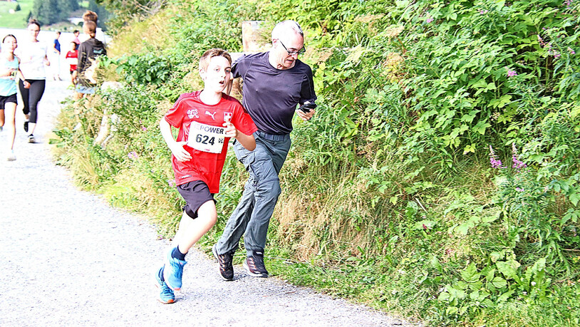 Von wem Fynn Kambers Begleiterwohl telefonische Anweisungen erhielt? 