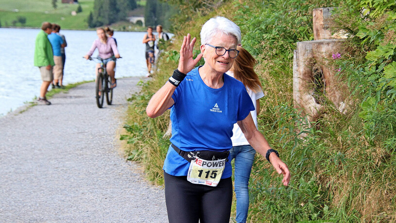 Liselotte Illi fand Zeit, dem Fotografen zuzuwinken.