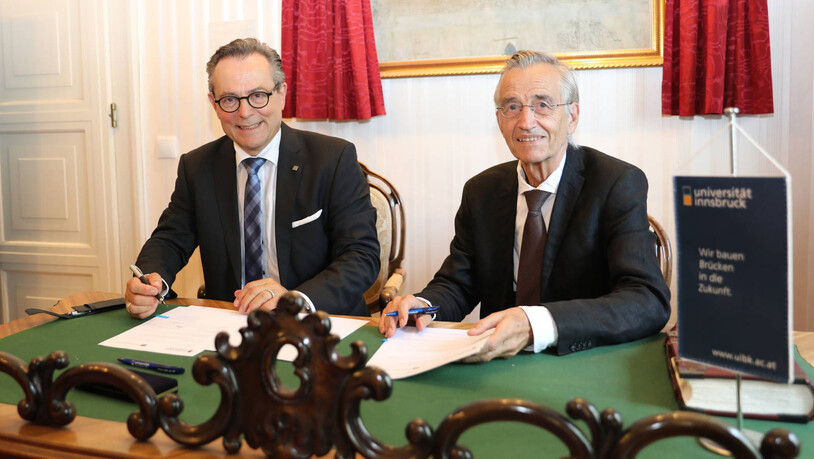 Machen ab jetzt gemeinsame Sache: Jürg Kessler, Rektor und Vorsitzender der Hochschulleitung der FHGR (links) und Tilmann Märk, Rektor der Universität Innsbruck, unterschrieben am Donnerstag eine Kooperationsvereinbarung. 