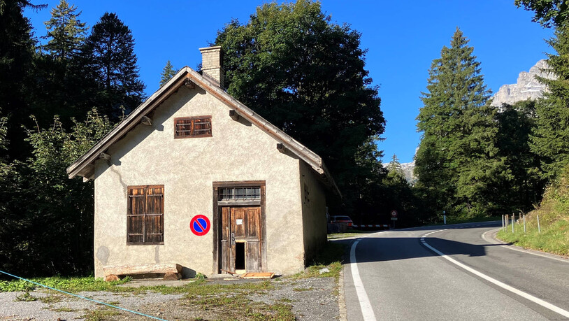 Tür beschädigt: Unbekannte brachen gewaltsam in zwei Hütten in Linthal ein. 