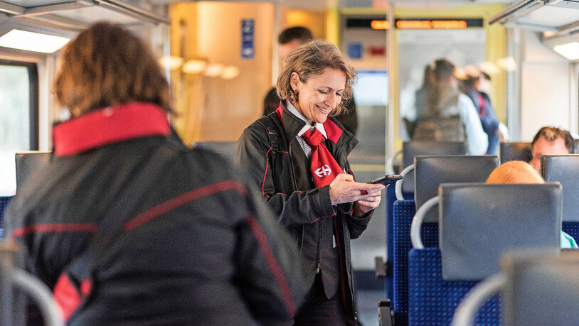 Das Billett bleibt: Eine SBB-Zugbegleiterin kontrolliert die Billette und Abonnements der Passagiere und Passagierinnen. Diese werden auch künftig für die Fahrt mit dem öffentlichen Verkehr bezahlen müssen. 