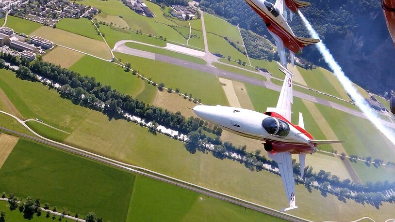 Der Flugplatz Mollis aus der Kampfjet-Perspektive: Die Schweizer Kunstflugstaffel Patrouille Suisse trainiert regelmässig ihre spektakuläre Formationen im engen Glarner Bergtal.