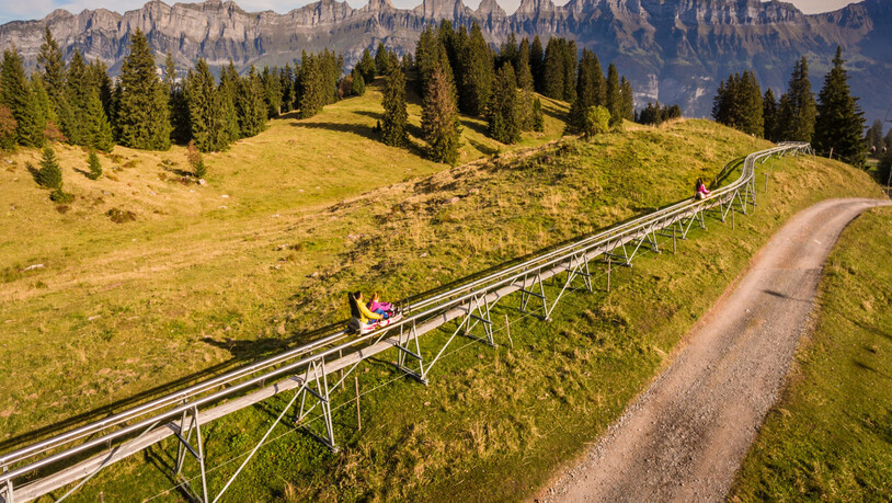 Panoramasicht: Bei der Fahrt mit der Rodelbahn «Floomzer» am Flumserberg geniesst man einen Ausblick auf Churfirsten.