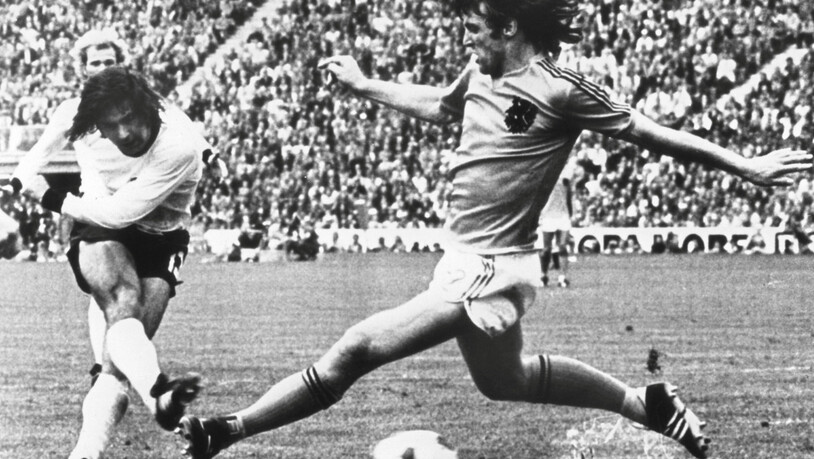 Siegtreffer: Gerd Müller (links) trifft mit seinem 14. WM-Tor zum 2:1 im WM-Final gegen die Niederländer.