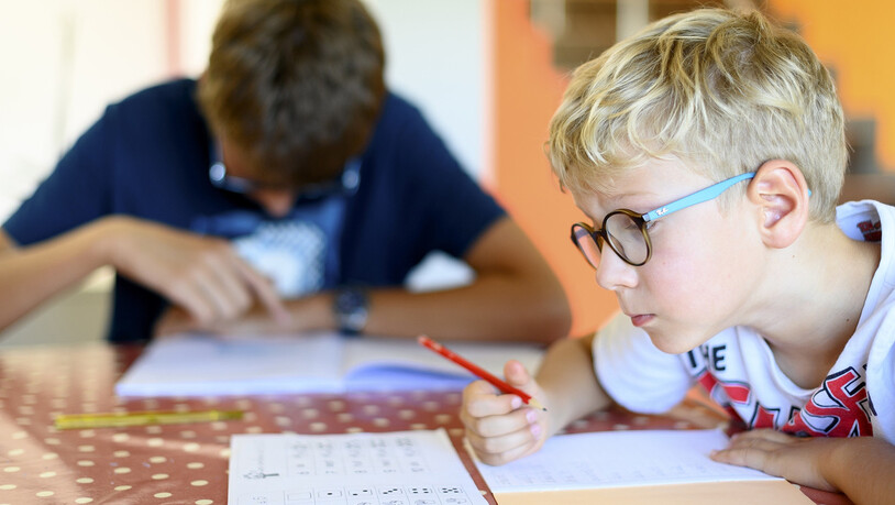 Gemeinsam macht es mehr Spass: Im Freizeitangebot «Ufzgi und Sport Glarnerland» erledigen die Schülerinnen und Schüler zusammen die Hausaufgaben …