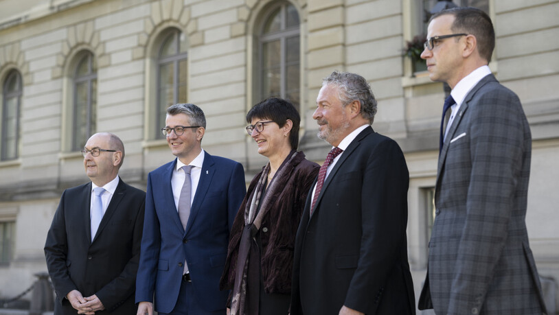 Der Glarner Regierungsrat (von links) mit Kaspar Becker (Die Mitte), Benjamin Mühlemann (FDP), Marianne Lienhard (SVP), Andrea Bettiga (FDP) und Markus Heer (SP) will ab 2024 die Steuern im Kanton Glarus moderat senken.