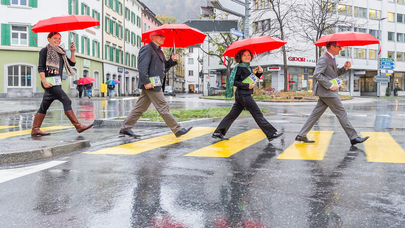 Gemeinsam durch den Regen: Rathgeb bei einer Medienorientierung 2018 zusammen mit Rudin, Claudio Senn Meili und Monika Fehr (von links).
