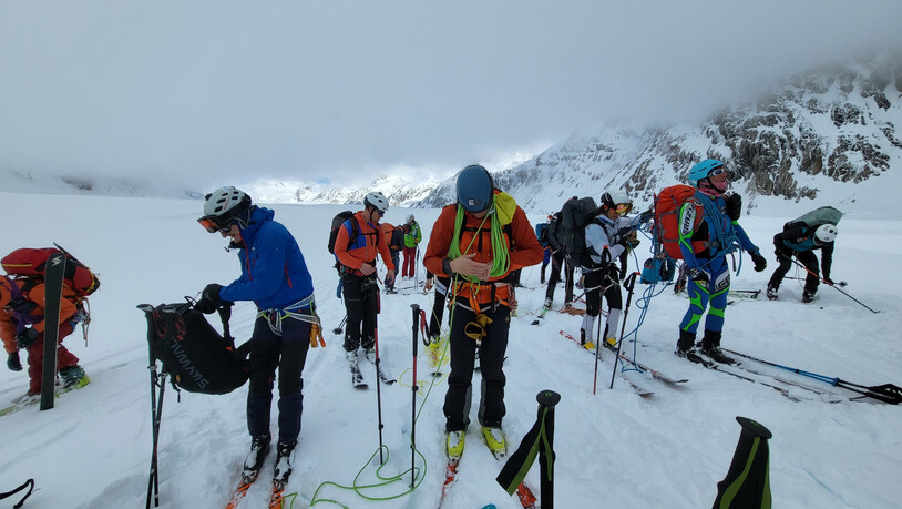 Abwechslung: Die Athletinnen und Athleten wechseln zwischen dem Gleitschirm und den Ski hin und her.