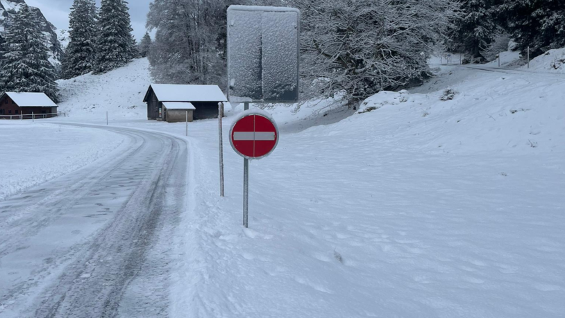 Achtung Einbahn: Wegen der winterlichen Strassenverhältnisse ist die Sackbergstrasse nur einseitig befahrbar.