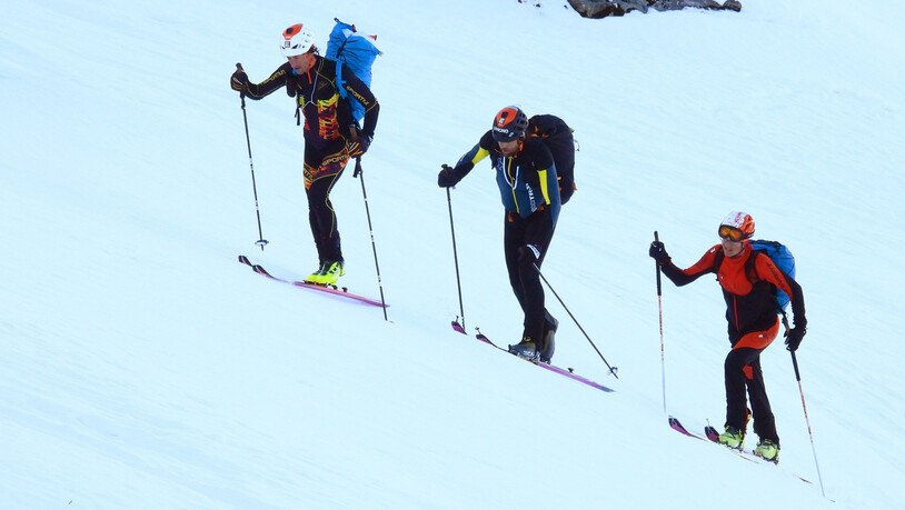Im Gleichschritt: Drei Athleten kämpfen sich den Berg hoch.